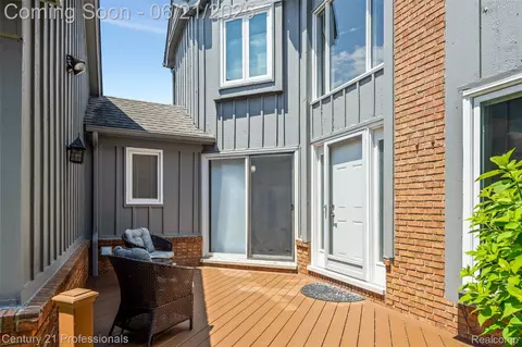 28508 Venice Cir, Farmington Hills, MI 48334