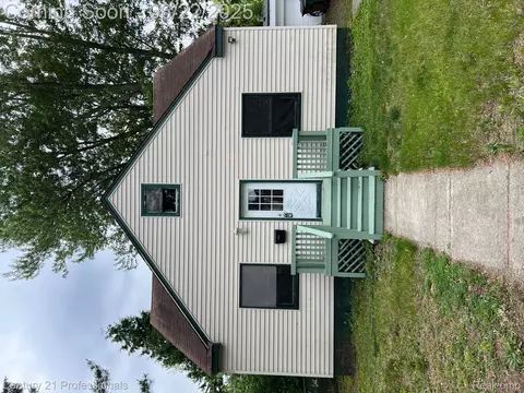 33451 Brown St, Garden City, MI 48135