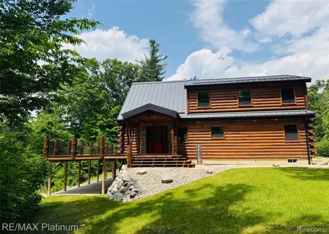 3199 N Loop Ct, Middleville, MI 49333