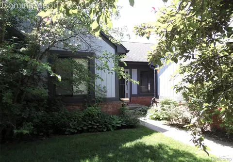 2791 Lochmoor Blvd #21, Orion, MI 48360