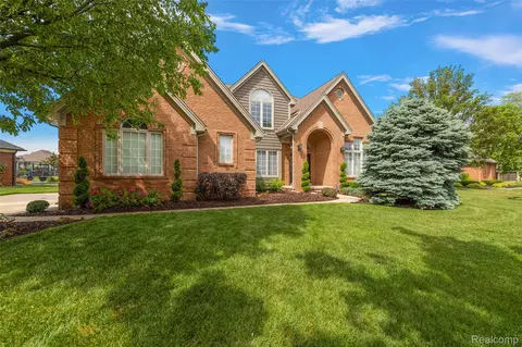 19301 Lakeland Dr, Macomb, MI 48044
