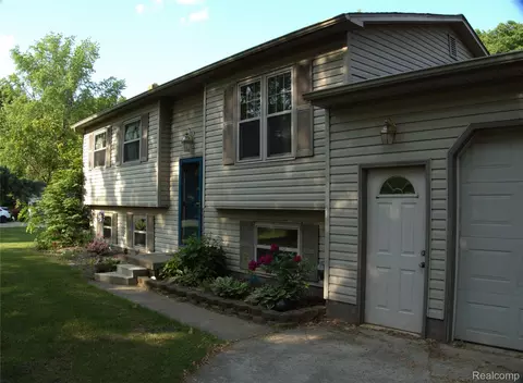 2234 Landmark Dr, Oregon, MI 48446