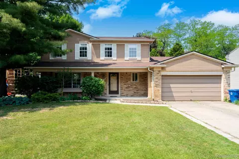 1122 Meadowcrest Dr, Waterford, MI 48327