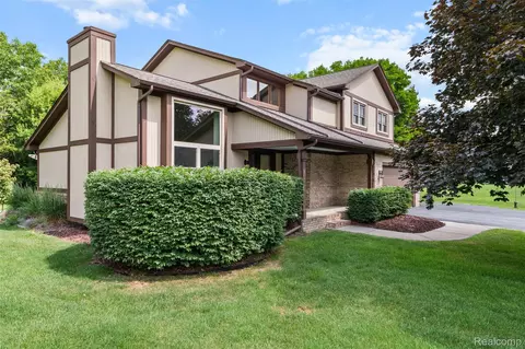 2206 Estates Dr, Highland, MI 48357