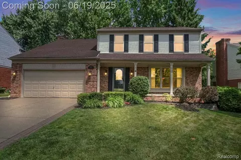 205 Saxon Ct, Rochester Hills, MI 48307