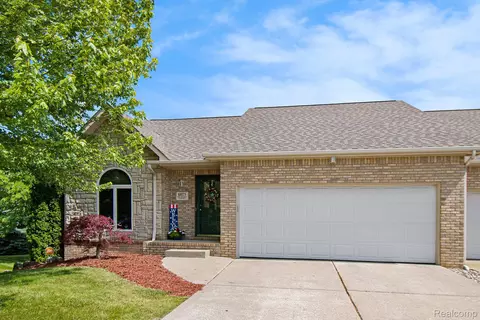 6073 Belmont Ct E, Grand Blanc, MI 48439