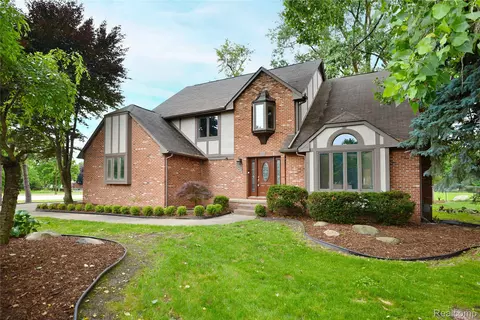 5027 Shady Creek Dr, Troy, MI 48085