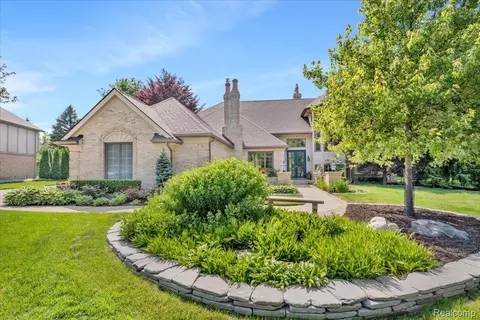 1269 Pebble Pointe Dr, Rochester, MI 48307