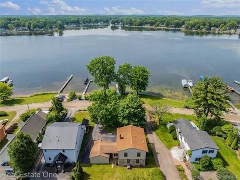 5065 Girard Dr, Pinckney, MI 48169