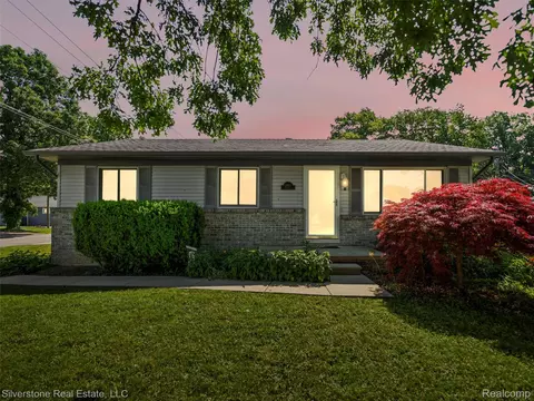 2807 Hartline Dr, Rochester Hills, MI 48309