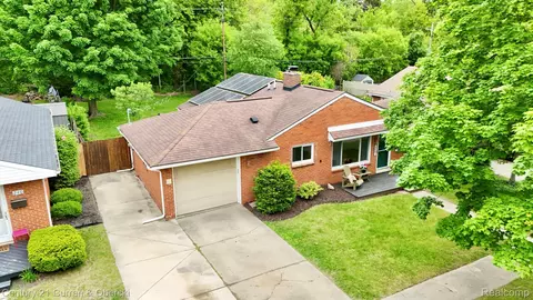 228 Hill St, Milford, MI 48381