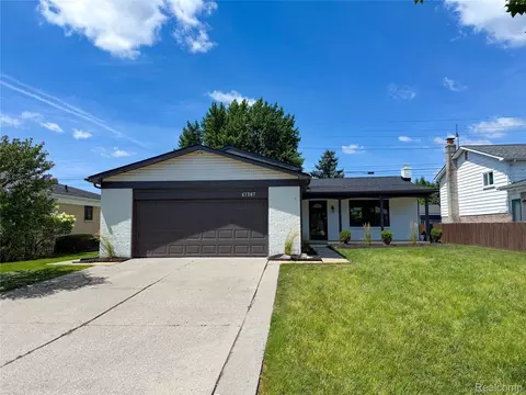 47387 Royal Rd, Macomb, MI 48044