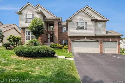 3172 Waldon Ridge Dr, Orion, MI 48359