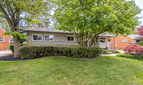 32738 Grinsell Dr, Warren, MI 48092