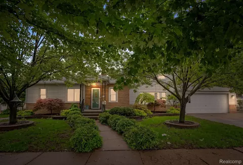 4633 Croissant St, Dearborn Heights, MI 48125