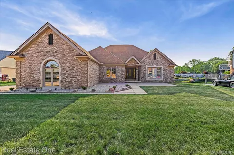 52615 Seven Oaks Dr, Shelby Township, MI 48316