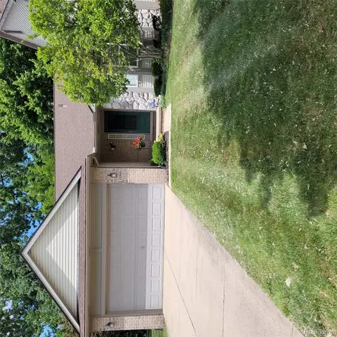 22865 Woodcreek Dr, Taylor, MI 48180