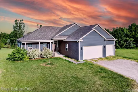 10125 Chase Lake Rd, Fowlerville, MI 48836
