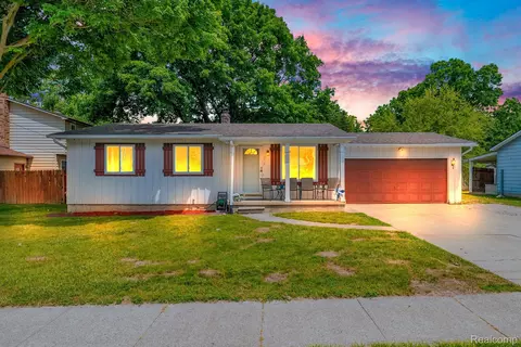 312 Airport Dr, Holly, MI 48442