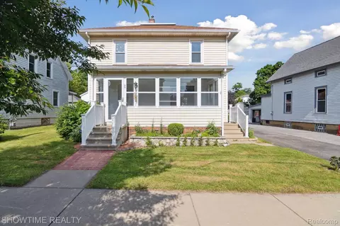 34 Charles St, Hillsdale, MI 49242