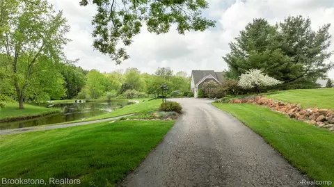 7859 Brook Ln, Springfield, MI 48348