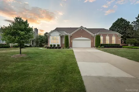 1921 Dunham Dr, Rochester, MI 48306