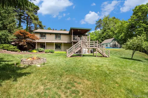 9084 Bennett Lake Rd, Fenton, MI 48430