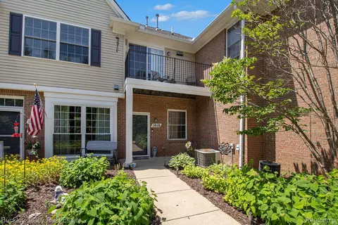 1018 Shiawassee Cir, Howell, MI 48843