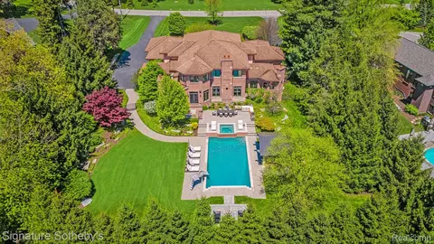 597 Yarboro Dr, Bloomfield Hills, MI 48304