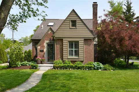 17820 Birwood Ave, Beverly Hills, MI 48025