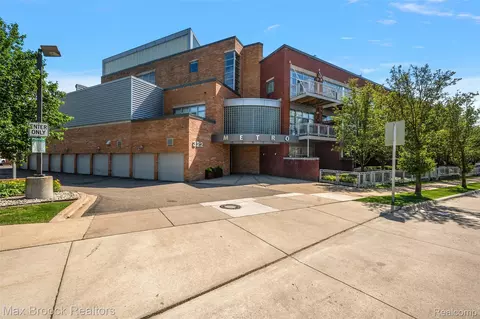 322 E Harrison Ave #18, Royal Oak, MI 48067