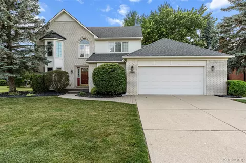 2896 Chippewa Ct, Troy, MI 48085
