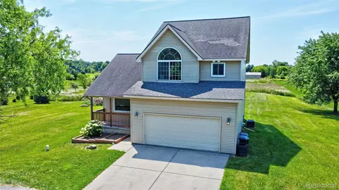 2102 Oakwood Rd, Brandon, MI 48462
