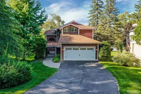 3880 Covert Rd, Waterford, MI 48328