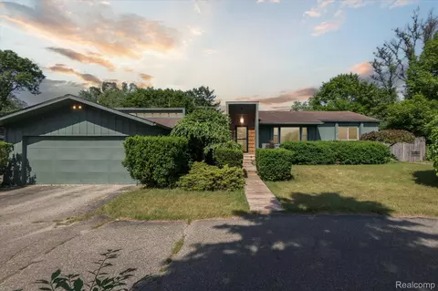 265 Airport Rd, Waterford, MI 48329