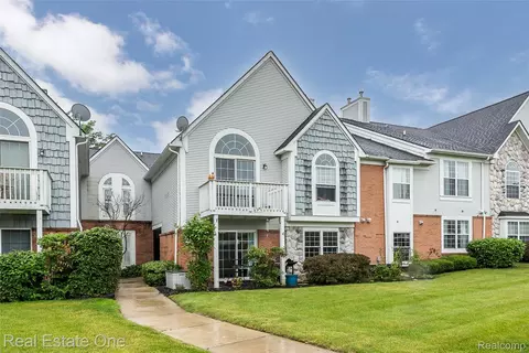 225 Brookwood Dr #10, South Lyon, MI 48178