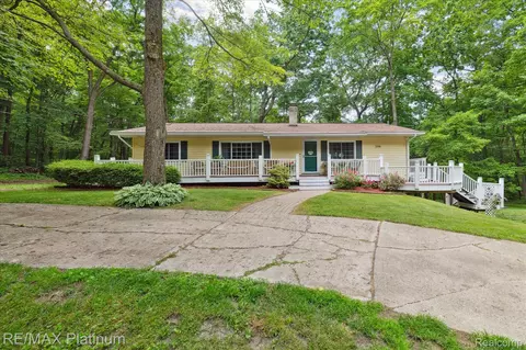 10071 Denton Hill Rd, Fenton, MI 48430