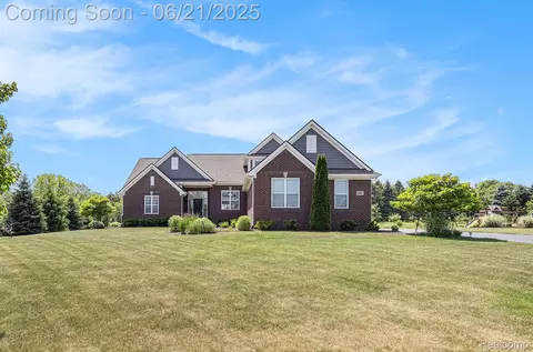 8269 Meadowridge, Springfield, MI 48348