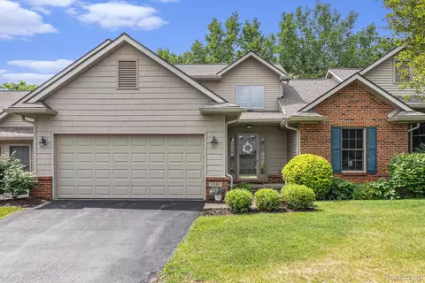 6144 Northridge Hills Dr, Brighton, MI 48116