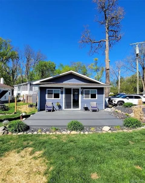 11329 E Shore Dr, Green Oak, MI 48189