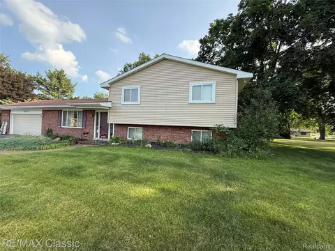 3417 Ramada Dr, Highland, MI 48356