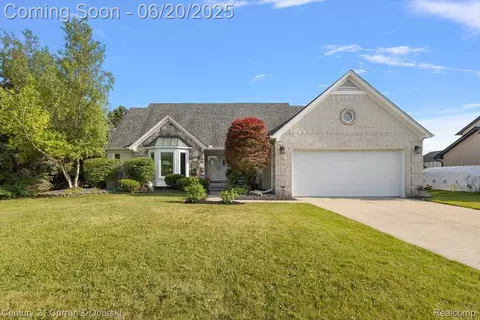 37429 Kingsburn Dr, Livonia, MI 48152
