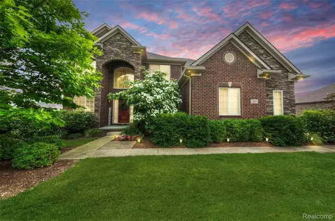 261 Willow Lake Dr, Oxford, MI 48371