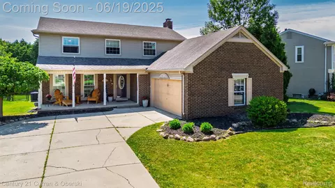 41924 Amberly Dr, Clinton Township, MI 48038