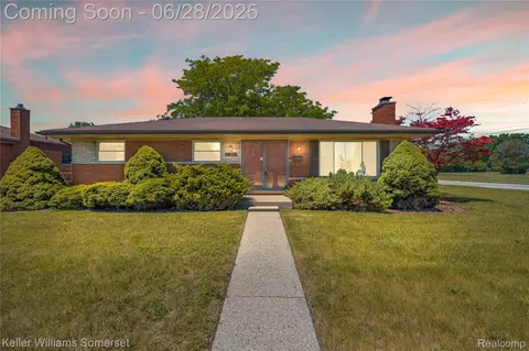 31591 Louise Dr, Warren, MI 48088