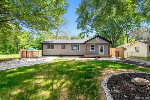 3166 Highland Blvd, Highland, MI 48356