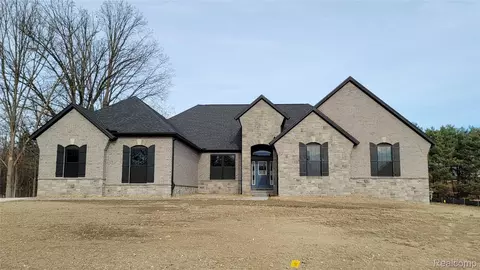 56232 Hickory Creek Ln, Lyon, MI 48165