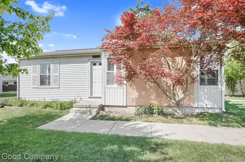 2826 Roundtree Dr, Troy, MI 48083
