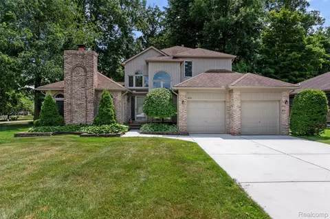 494 Daylily Dr, Rochester Hills, MI 48307