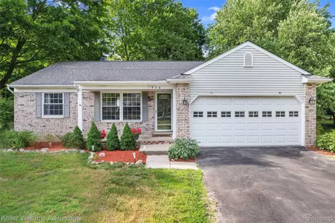 1976 Roxbury Run, Wixom, MI 48393